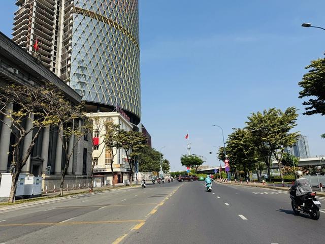 Ngày 28 tết, đường phố TP.HCM thoáng lạ- Ảnh 5. Ngày 28 tết, đường phố TP.HCM thoáng lạ- Ảnh 5.