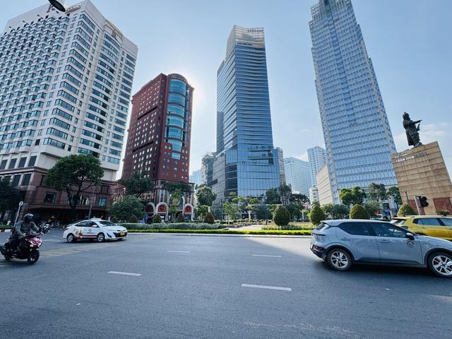 Ngày 28 tết, đường phố TP.HCM thoáng lạ- Ảnh 1. Ngày 28 tết, đường phố TP.HCM thoáng lạ- Ảnh 1.