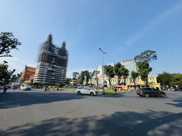 Ngày 28 tết, đường phố TP.HCM thoáng lạ- Ảnh 2. Ngày 28 tết, đường phố TP.HCM thoáng lạ- Ảnh 2.