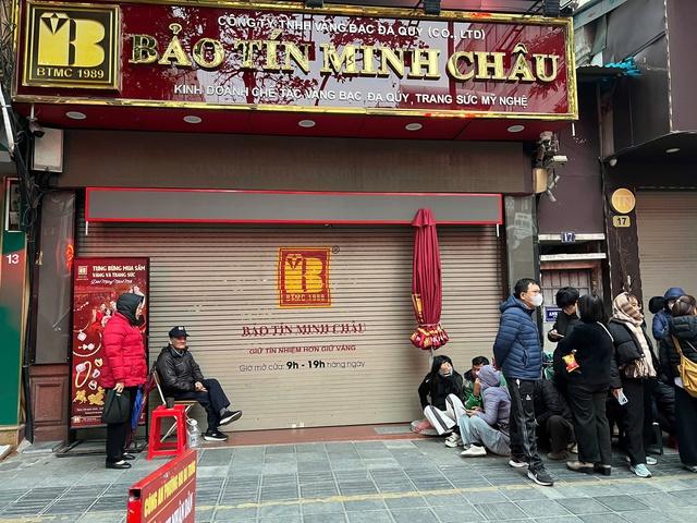 Khách xếp hàng mua khi giá vàng, bạc đảo chiều tăng mạnh - Ảnh 1.