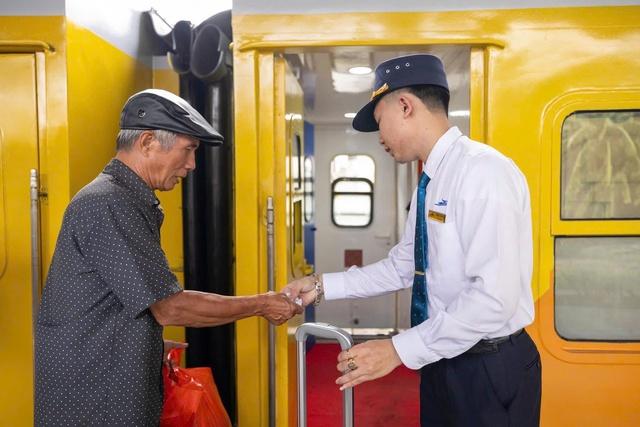 Đón tết trên đường ray xe lửa: 'Quen rồi, tôi thấy cũng vui'- Ảnh 3. Đón tết trên đường ray xe lửa: 'Quen rồi, tôi thấy cũng vui'- Ảnh 3.