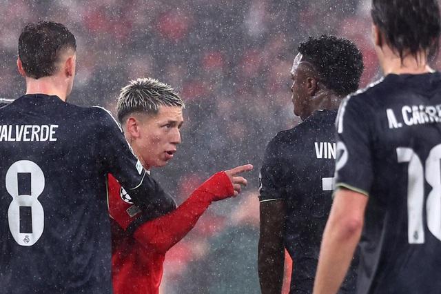 Tiền vệ Benfica khai miệt thị đồng tính với Vinicius chứ không phân biệt chủng tộc: UEFA vẫn sẽ phạt nặng- Ảnh 1. Tiền vệ Benfica khai miệt thị đồng tính với Vinicius chứ không phân biệt chủng tộc: UEFA vẫn sẽ phạt nặng- Ảnh 1.