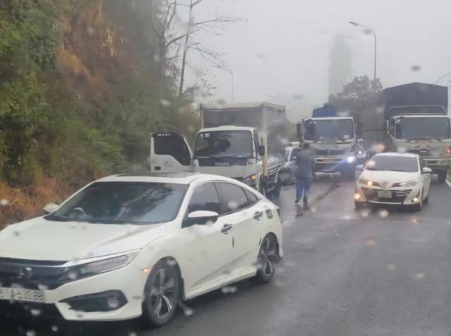 Mưa lớn, 3 ô tô tông liên hoàn trên đèo Bảo Lộc, giao thông ùn ứ - Ảnh 2. Mưa lớn, 3 ô tô tông liên hoàn trên đèo Bảo Lộc, giao thông ùn ứ - Ảnh 2.