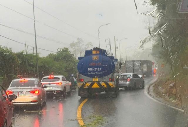 Mưa lớn, 3 ô tô tông liên hoàn trên đèo Bảo Lộc, giao thông ùn ứ - Ảnh 3. Mưa lớn, 3 ô tô tông liên hoàn trên đèo Bảo Lộc, giao thông ùn ứ - Ảnh 3.