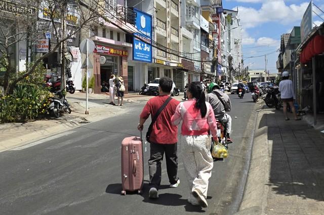 Khách du xuân nườm nượp tại Đà Lạt , phòng nghỉ cháy dịp Tết Bính Ngọ 2026 - Ảnh 3.