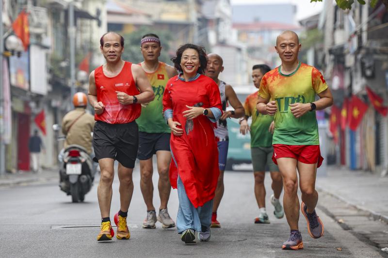 Phố phường Hà Nội 'khác lạ' sáng mùng 1 tết- Ảnh 8. Phố phường Hà Nội 'khác lạ' sáng mùng 1 tết- Ảnh 8.