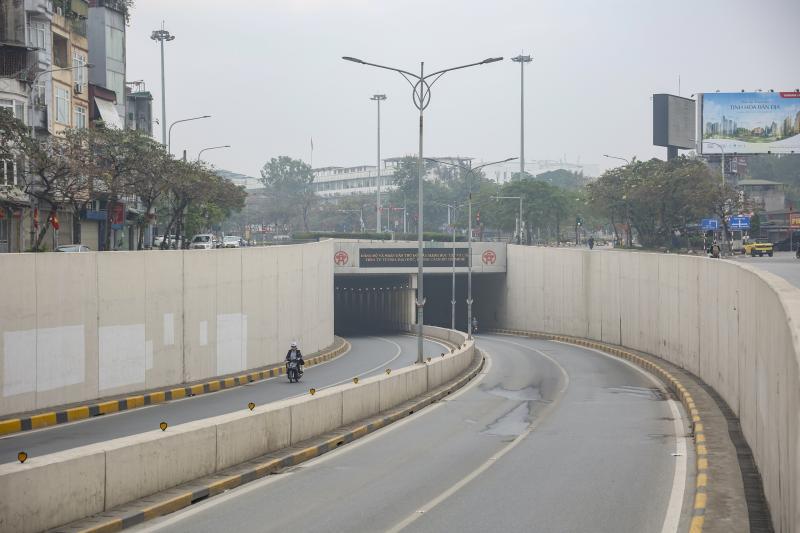 Phố phường Hà Nội 'khác lạ' sáng mùng 1 tết- Ảnh 5. Phố phường Hà Nội 'khác lạ' sáng mùng 1 tết- Ảnh 5.