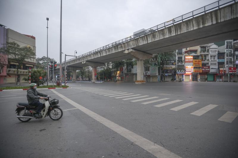 Phố phường Hà Nội 'khác lạ' sáng mùng 1 tết- Ảnh 6. Phố phường Hà Nội 'khác lạ' sáng mùng 1 tết- Ảnh 6.