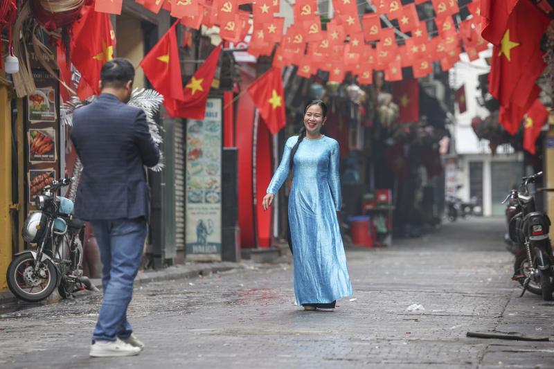 Phố phường Hà Nội 'khác lạ' sáng mùng 1 tết- Ảnh 9. Phố phường Hà Nội 'khác lạ' sáng mùng 1 tết- Ảnh 9.
