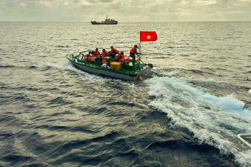 Tết ở Trường Sa - Kỳ 8: Vui xuân không quên nhiệm vụ- Ảnh 9. Tết ở Trường Sa - Kỳ 8: Vui xuân không quên nhiệm vụ- Ảnh 9.