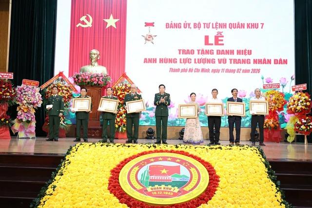 7 tướng lĩnh quân đội nhận danh hiệu Anh hùng Lực lượng vũ trang nhân dân- Ảnh 1. 7 tướng lĩnh quân đội nhận danh hiệu Anh hùng Lực lượng vũ trang nhân dân- Ảnh 1.