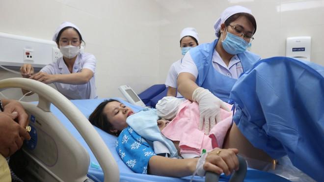 Xúc động khoảnh khắc những 'em bé Bính Ngọ' chào đời đúng thời khắc giao thừa - Ảnh 2.