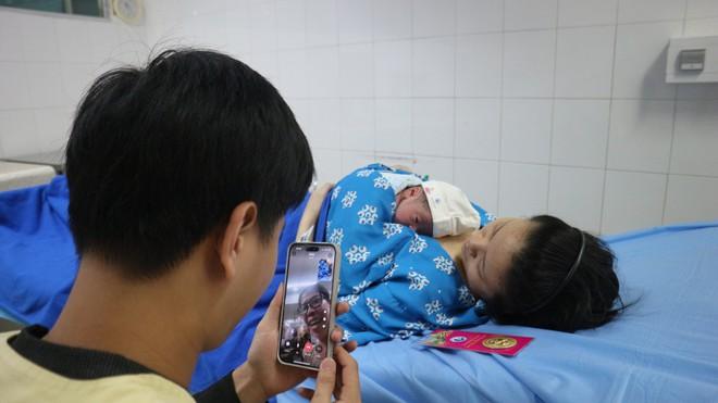 Xúc động khoảnh khắc những 'em bé Bính Ngọ' chào đời đúng thời khắc giao thừa - Ảnh 9.