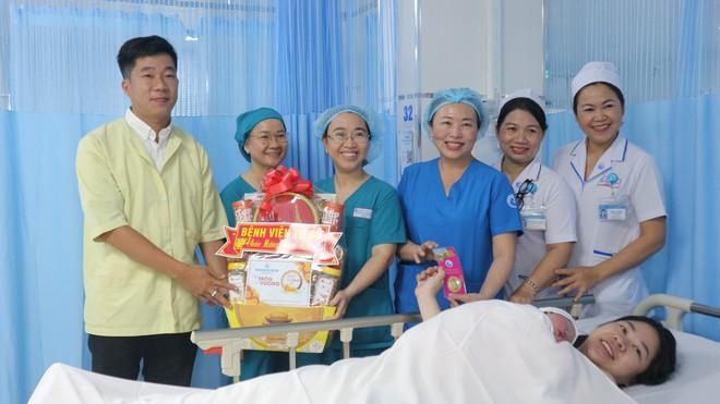 Xúc động khoảnh khắc những 'em bé Bính Ngọ' chào đời đúng thời khắc giao thừa - Ảnh 12.