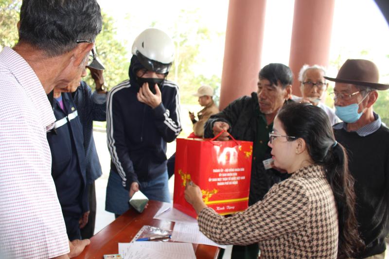 Tết nghĩa tình, xuân yêu thương trên khắp nẻo đường- Ảnh 13. Tết nghĩa tình, xuân yêu thương trên khắp nẻo đường- Ảnh 13.
