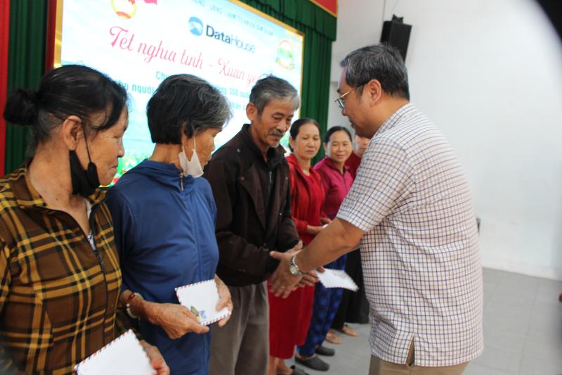 Tết nghĩa tình, xuân yêu thương trên khắp nẻo đường- Ảnh 4. Tết nghĩa tình, xuân yêu thương trên khắp nẻo đường- Ảnh 4.