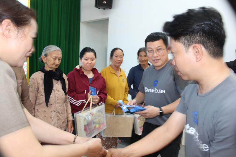 Tết nghĩa tình, xuân yêu thương trên khắp nẻo đường- Ảnh 8. Tết nghĩa tình, xuân yêu thương trên khắp nẻo đường- Ảnh 8.