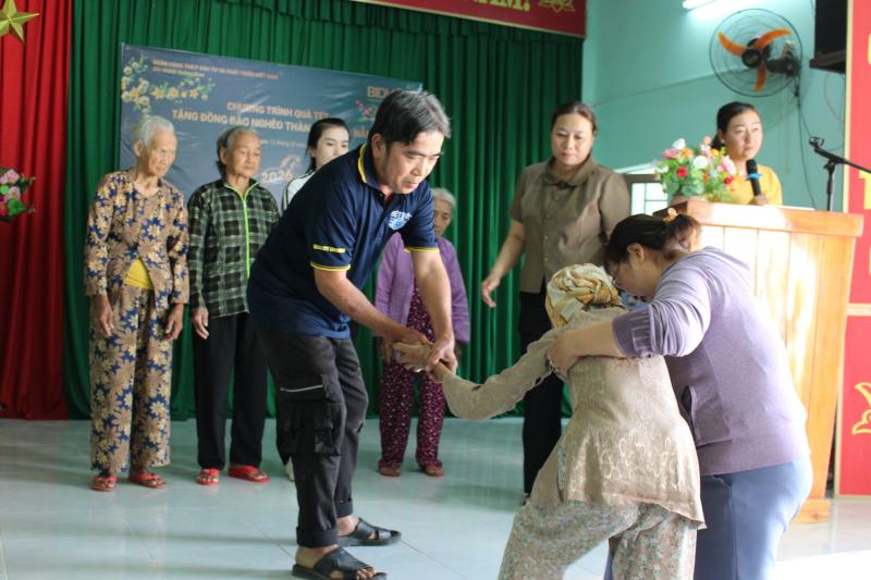 Tết nghĩa tình, xuân yêu thương trên khắp nẻo đường- Ảnh 10. Tết nghĩa tình, xuân yêu thương trên khắp nẻo đường- Ảnh 10.