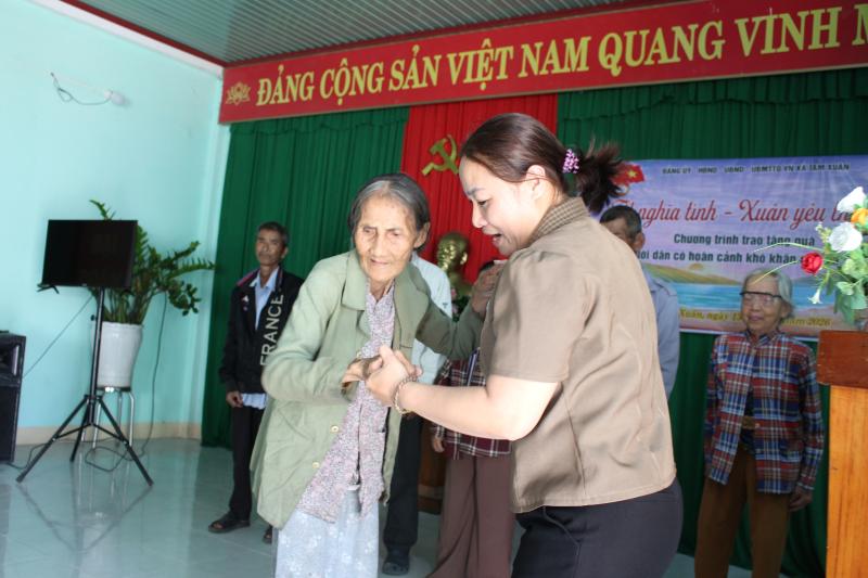 Tết nghĩa tình, xuân yêu thương trên khắp nẻo đường- Ảnh 11. Tết nghĩa tình, xuân yêu thương trên khắp nẻo đường- Ảnh 11.