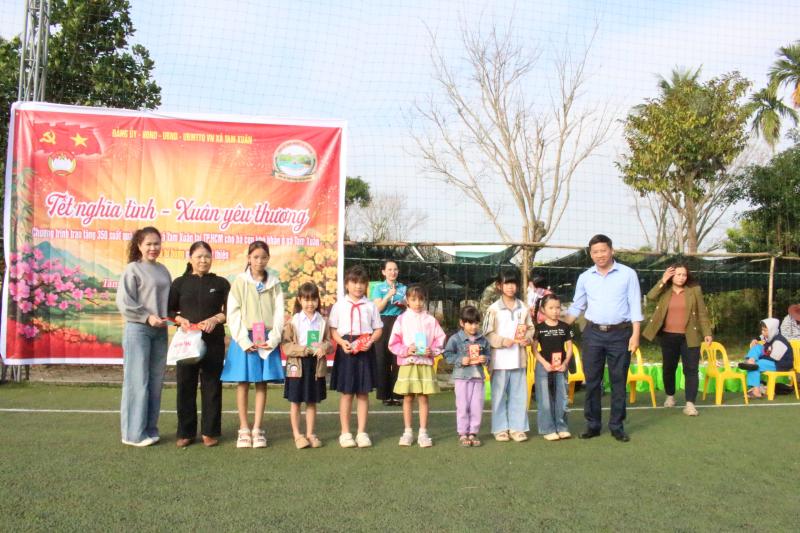 Tết nghĩa tình, xuân yêu thương trên khắp nẻo đường- Ảnh 9. Tết nghĩa tình, xuân yêu thương trên khắp nẻo đường- Ảnh 9.
