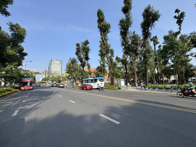 Ngày 28 tết, đường phố TP.HCM thoáng lạ- Ảnh 6. Ngày 28 tết, đường phố TP.HCM thoáng lạ- Ảnh 6.