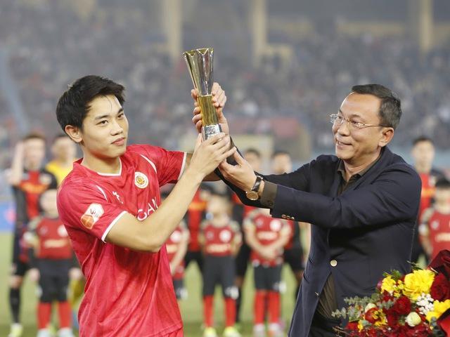 V-League tái xuất kịch tính, HLV Kim Sang-sik ‘săn đầu người’ đại chiến Malaysia: Đội tuyển Việt Nam cực mạnh
- Ảnh 2. V-League tái xuất kịch tính, HLV Kim Sang-sik ‘săn đầu người’ đại chiến Malaysia: Đội tuyển Việt Nam cực mạnh
- Ảnh 2.