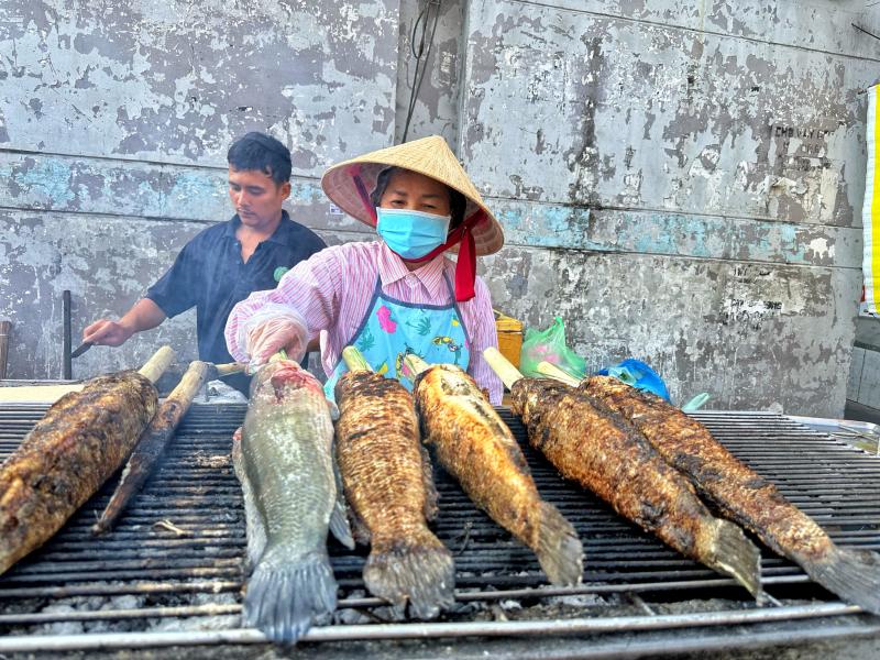 Bán cá lóc nướng cúng ông Táo: Bà chủ TP.HCM năm ngoái bật khóc, 2026 thế nào? - Ảnh 1.