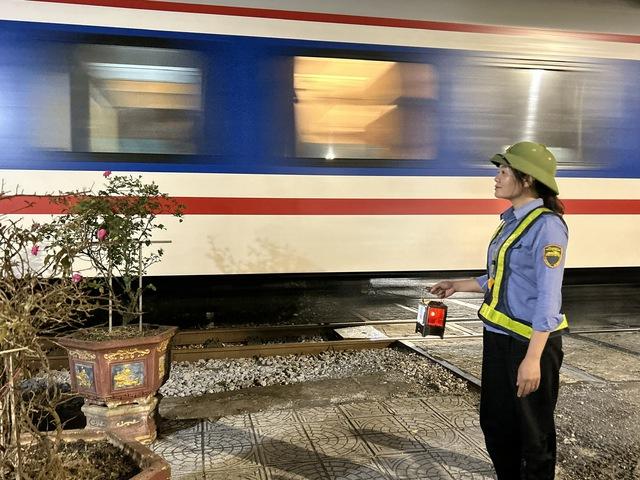 Đón tết trên đường ray xe lửa: 'Quen rồi, tôi thấy cũng vui'- Ảnh 6. Đón tết trên đường ray xe lửa: 'Quen rồi, tôi thấy cũng vui'- Ảnh 6.
