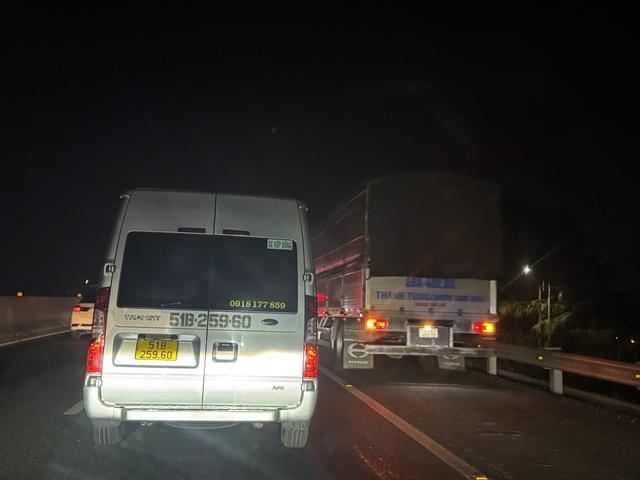 Đường miền Tây về TP.HCM kẹt xe nghiêm trọng, di chuyển 200 km mất hơn 8 tiếng- Ảnh 2.