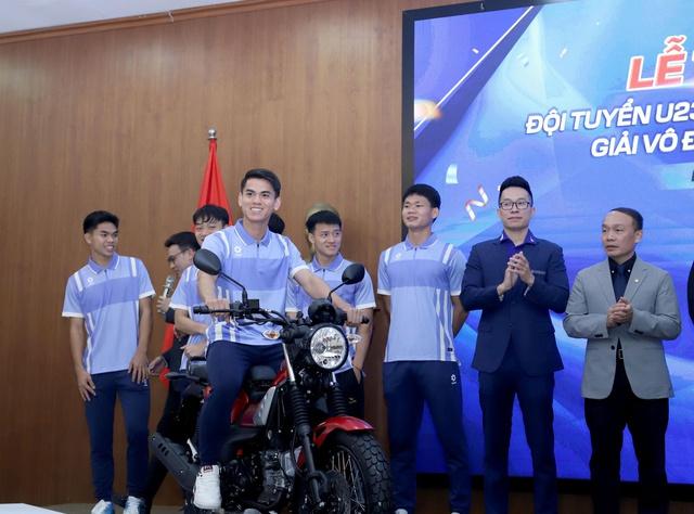 U.23 Việt Nam được thưởng xe máy xịn: Ông Kim và học trò háo hức trải nghiệm… ngay trên sân khấu- Ảnh 4.