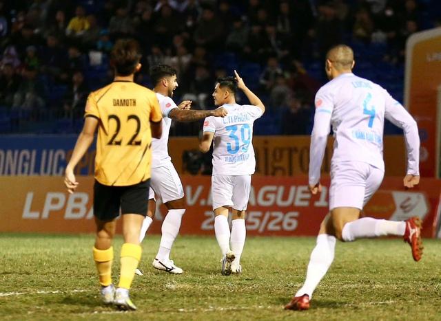 Thanh Hóa ý chí quá ‘khủng khiếp’, bắt Nam Định chia điểm cực kịch tính: Xuân Son sút penalty dội cột dọc- Ảnh 1. Thanh Hóa ý chí quá ‘khủng khiếp’, bắt Nam Định chia điểm cực kịch tính: Xuân Son sút penalty dội cột dọc- Ảnh 1.
