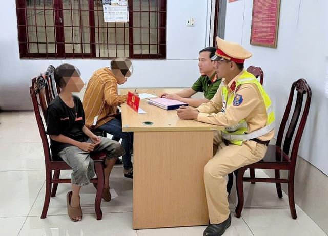 Đồng Nai: Thiếu niên 12 tuổi ném đá vỡ kính cửa toa xe tàu hỏa- Ảnh 2. Đồng Nai: Thiếu niên 12 tuổi ném đá vỡ kính cửa toa xe tàu hỏa- Ảnh 2.