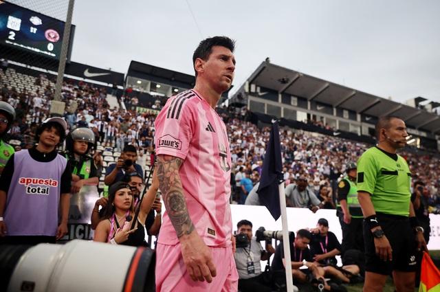 Messi nhận mưa lời khen khi xin lỗi không thi đấu, Ronaldo bị chê trách vì ‘im thin thít’- Ảnh 1.