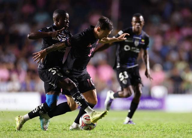 Messi bị CĐV quá khích quật ngã ngay trong trận giao hữu tại Puerto Rico, an ninh ‘toát mồ hôi’- Ảnh 1. Messi bị CĐV quá khích quật ngã ngay trong trận giao hữu tại Puerto Rico, an ninh ‘toát mồ hôi’- Ảnh 1.
