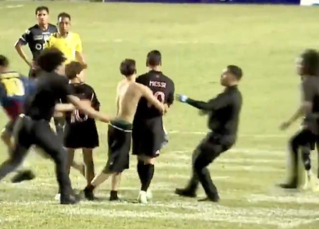 Messi bị CĐV quá khích quật ngã ngay trong trận giao hữu tại Puerto Rico, an ninh ‘toát mồ hôi’- Ảnh 2. Messi bị CĐV quá khích quật ngã ngay trong trận giao hữu tại Puerto Rico, an ninh ‘toát mồ hôi’- Ảnh 2.