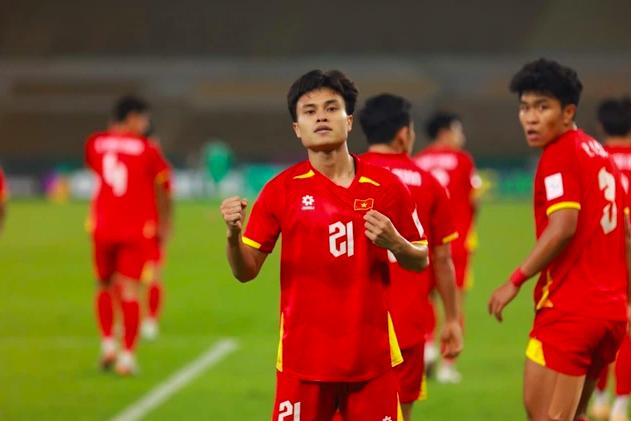 HLV Kim Sang-sik sắp công bố danh sách đội tuyển Việt Nam đấu Malaysia: Xuất hiện những ‘kép phụ’ - Ảnh 2. HLV Kim Sang-sik sắp công bố danh sách đội tuyển Việt Nam đấu Malaysia: Xuất hiện những ‘kép phụ’ - Ảnh 2.