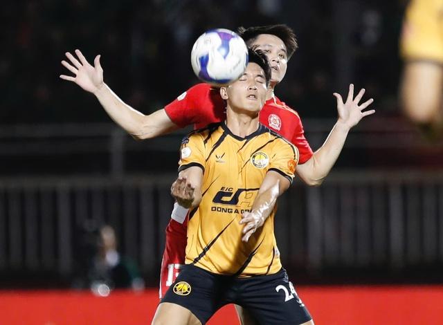 Cầu thủ CLB Thanh Hóa nhận lương sát giờ sang năm mới, tặc lưỡi 'qua tết rồi tính...!'- Ảnh 2.