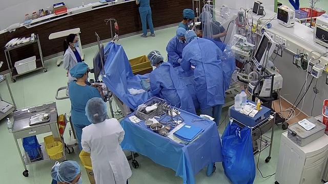 Bác sĩ lao vào cuộc chiến giành giật sự sống cho bé trai đột ngột ngưng tim - Ảnh 1.