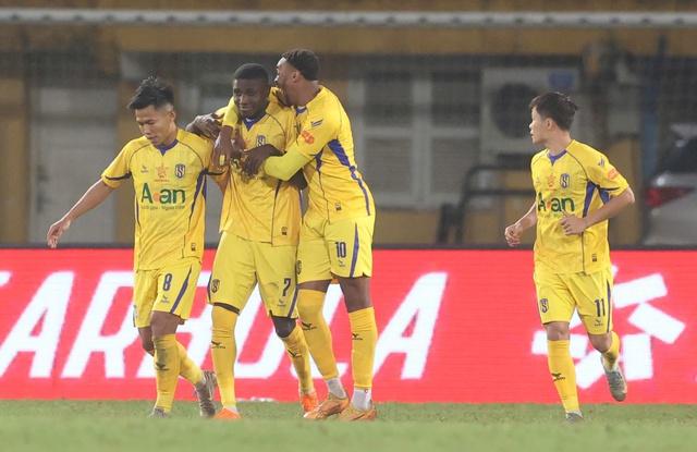 HAGL và nhóm đua trụ hạng hồi sinh rực lửa, V-League đáng xem hơn nhiều- Ảnh 2. HAGL và nhóm đua trụ hạng hồi sinh rực lửa, V-League đáng xem hơn nhiều- Ảnh 2.