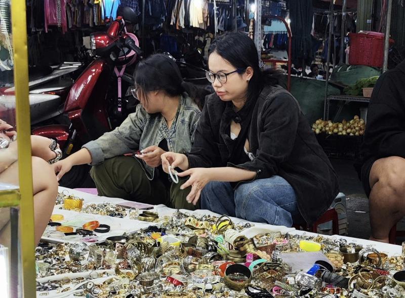 Thắt chặt chi tiêu cận Tết với đồ si: Giải pháp tiết kiệm cho người trẻ 2026 - Ảnh 1. Thắt chặt chi tiêu cận Tết với đồ si: Giải pháp tiết kiệm cho người trẻ 2026 - Ảnh 1.