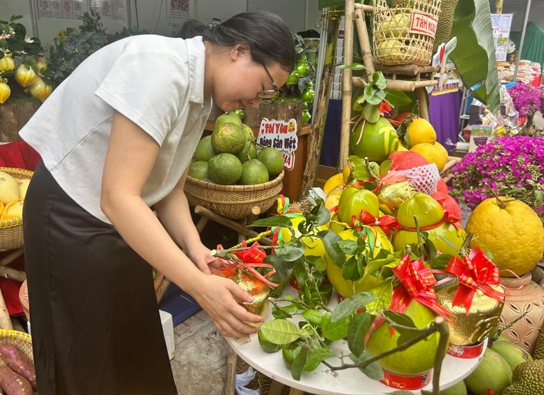 Bưởi mini thỏi vàng tài lộc 'bán bao nhiêu cũng hết' dịp tết - Ảnh 1. Bưởi mini thỏi vàng tài lộc 'bán bao nhiêu cũng hết' dịp tết - Ảnh 1.