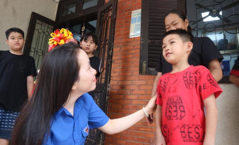 Người trẻ Báo Thanh Niên mang quà đến cho các trẻ em tại Làng SOS- Ảnh 1. Người trẻ Báo Thanh Niên mang quà đến cho các trẻ em tại Làng SOS- Ảnh 1.