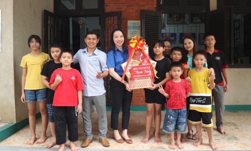 Người trẻ Báo Thanh Niên mang quà đến cho các trẻ em tại Làng SOS- Ảnh 3. Người trẻ Báo Thanh Niên mang quà đến cho các trẻ em tại Làng SOS- Ảnh 3.
