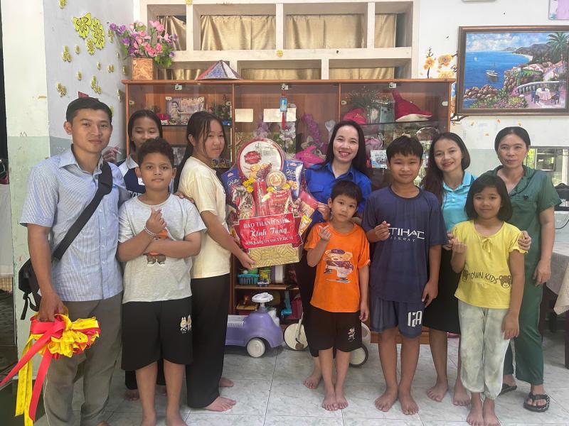 Người trẻ Báo Thanh Niên mang quà đến cho các trẻ em tại Làng SOS- Ảnh 4. Người trẻ Báo Thanh Niên mang quà đến cho các trẻ em tại Làng SOS- Ảnh 4.