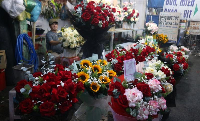 Valentine rơi đúng dịp tết, 'tặng em hoa cúc, vạn thọ chưng tết' lên ngôi - Ảnh 1. Valentine rơi đúng dịp tết, 'tặng em hoa cúc, vạn thọ chưng tết' lên ngôi - Ảnh 1.