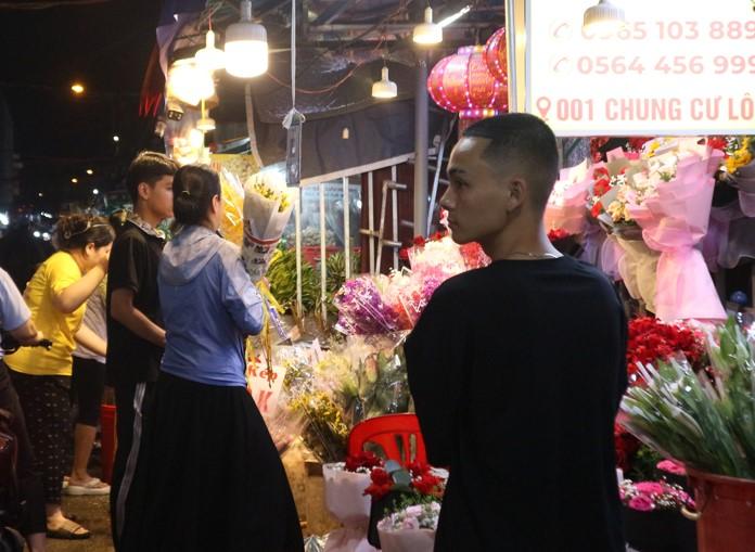 Valentine rơi đúng dịp tết, 'tặng em hoa cúc, vạn thọ chưng tết' lên ngôi - Ảnh 2. Valentine rơi đúng dịp tết, 'tặng em hoa cúc, vạn thọ chưng tết' lên ngôi - Ảnh 2.