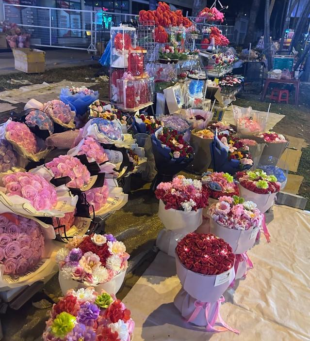 Valentine rơi đúng dịp tết, 'tặng em hoa cúc, vạn thọ chưng tết' lên ngôi - Ảnh 4. Valentine rơi đúng dịp tết, 'tặng em hoa cúc, vạn thọ chưng tết' lên ngôi - Ảnh 4.