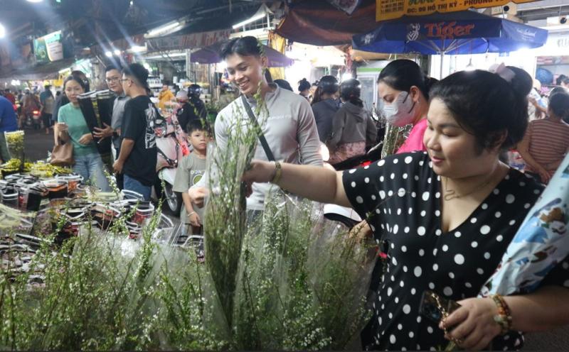 Loại hoa nào giá 200.000 - 250.000 đồng, bán chạy nhất chợ Hồ Thị Kỷ tết này?- Ảnh 4.