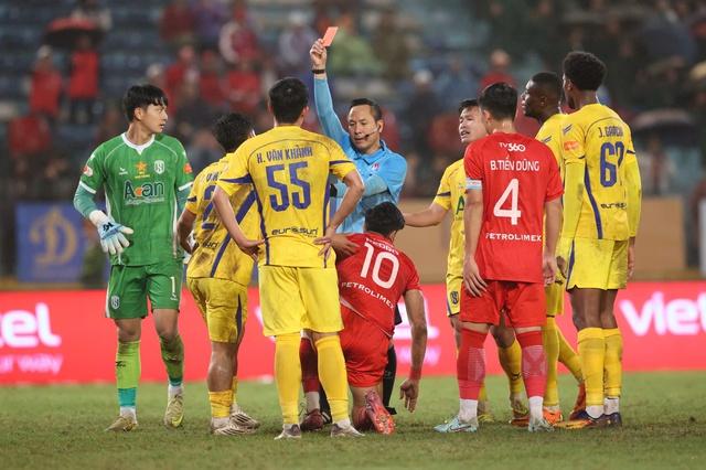 SLNA tạo địa chấn, thắng đậm chủ nhà Thể Công Viettel 4-1: Sao U.23 Việt Nam Cao Văn Bình quá hay- Ảnh 4. SLNA tạo địa chấn, thắng đậm chủ nhà Thể Công Viettel 4-1: Sao U.23 Việt Nam Cao Văn Bình quá hay - Ảnh 5.