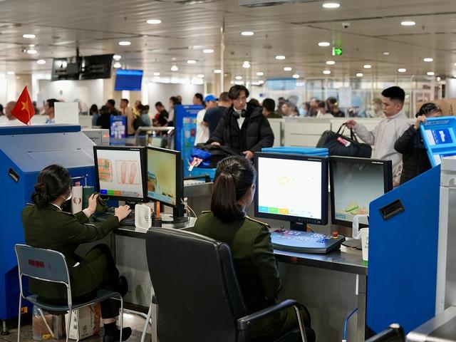 Công nghệ sân bay Tân Sơn Nhất giảm ùn tắc hiệu quả trong năm 2026 - Ảnh 2. Công nghệ sân bay Tân Sơn Nhất giảm ùn tắc hiệu quả trong năm 2026 - Ảnh 2.